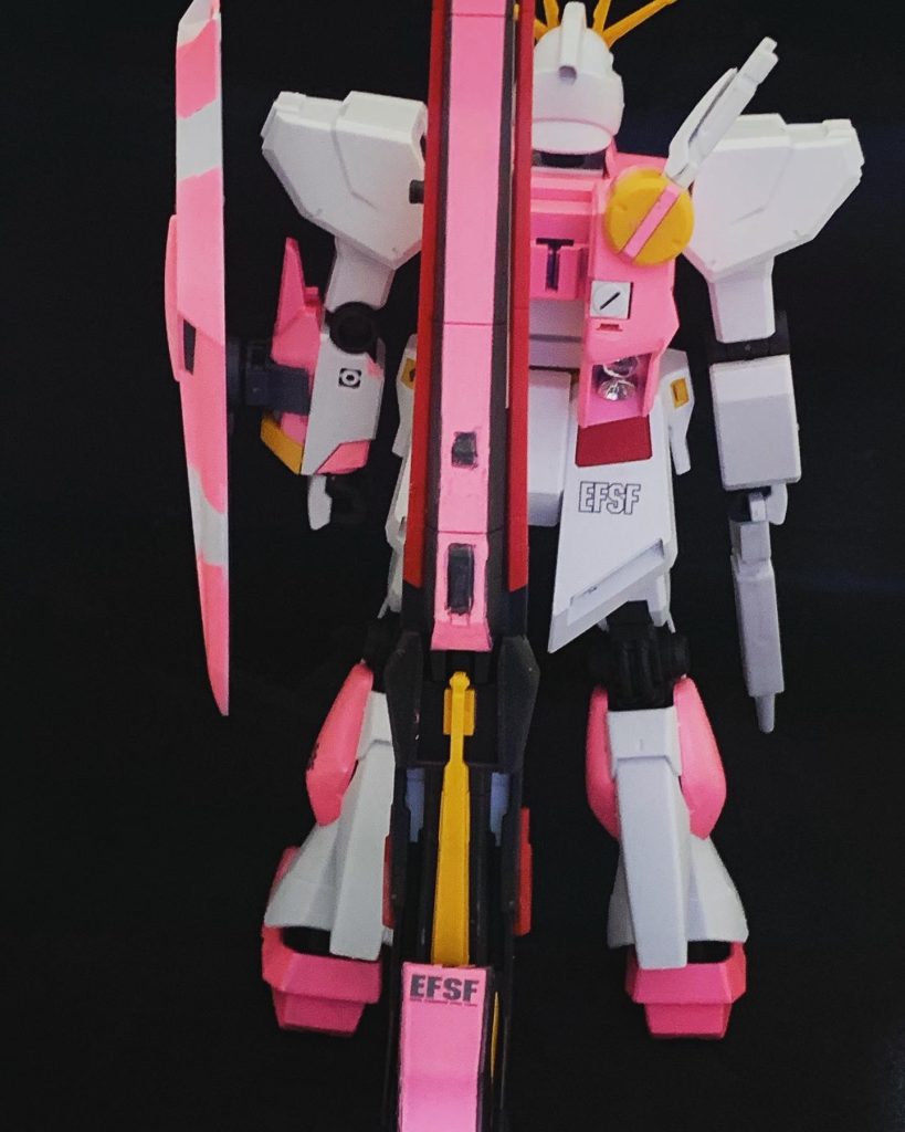 後ろからロングレンジ・フィン・ファンネルの青いシールを貼る部分は蛍光ピンクで塗装。