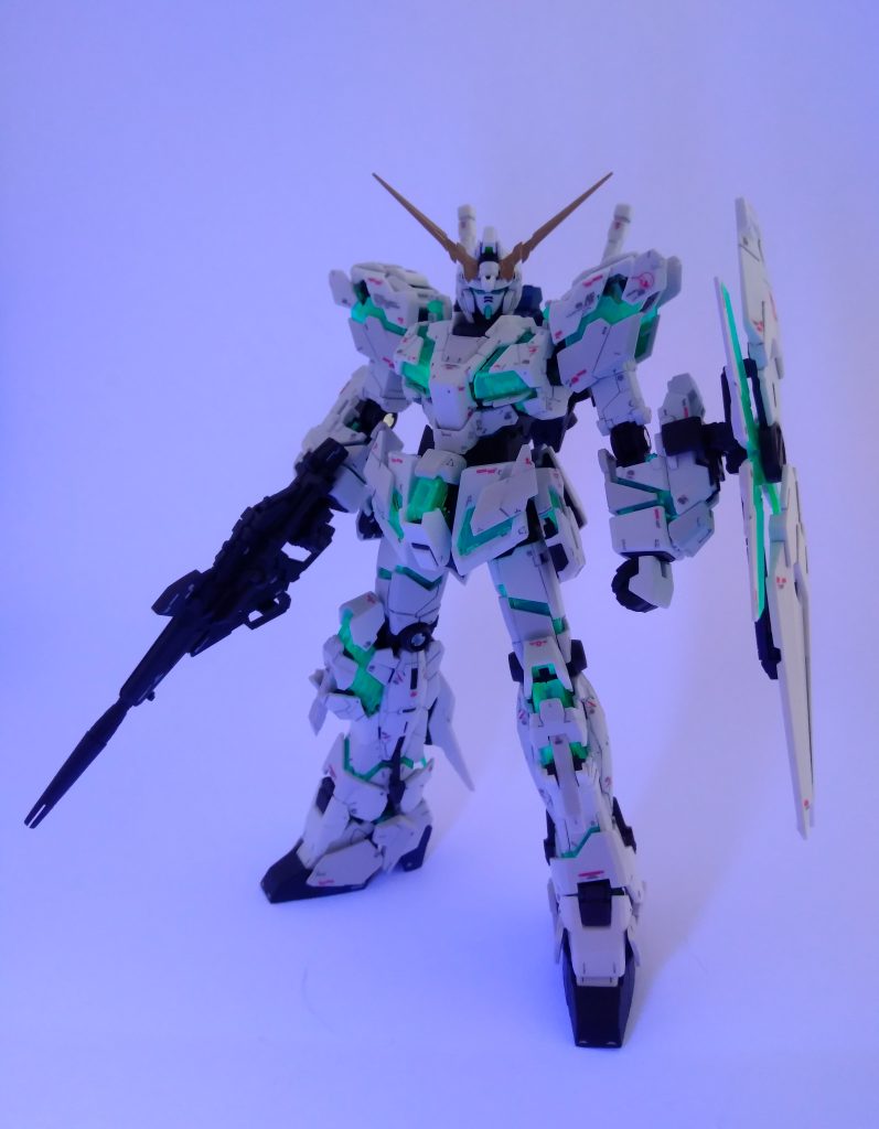 背景を白にしてみました。サイコフレームの発光具合がまた違って見えます。