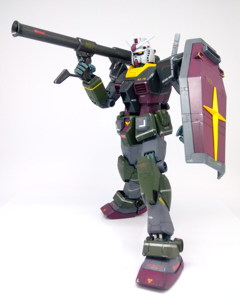 1/100旧キット・パケ絵風にポーズ。ツインアイはラピーテープを貼り、メインカメラは先端2~3mmくらいで切り離してから表をクリアーレッドで塗装・裏に銀ステッカーを貼ってから再接着しました。