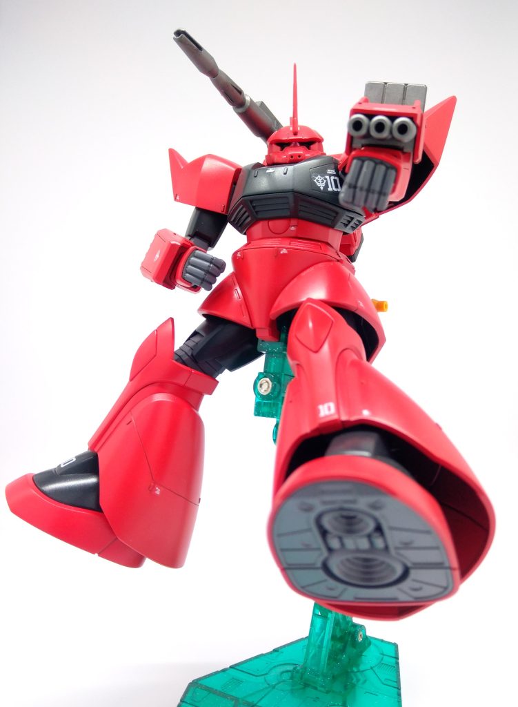 バックラーシールドと3連ミサイルランチャーは好みで左右逆に取りつけています。シールドは捨てました(^^)