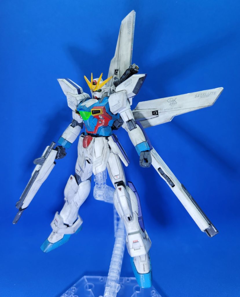 まずは初期主役機のガンダムX青は旧キットの色をイメージして、成形色より水色に近い色で塗装しました独立のシールドがないため左腕の方は他のガンダムと比べて寂しい印象シールドバスターライフルはバックパックで収納できるけどどう考えても塗装剥がれしやすい付け方してますなぁ......