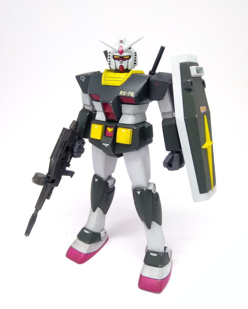 【ガンダム】関節をポリに置き換えましたが、可動範囲はほぼキットのまま・・・。シールドは大きくしたかったので旧HGUCから、ライフルはオリジンHGから拝借しました。