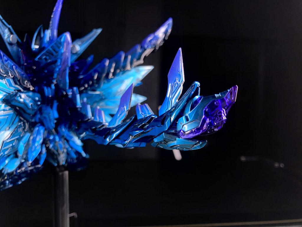 こちらもシッポの先っぽを捏造。スペリオルの方はヒレっぽいイメージだったので、ドミナントはサソリっぽいイメージで。オルタナティブの手甲、ドミナントの余剰パーツで構成してるお手軽改造なのでオススメです。