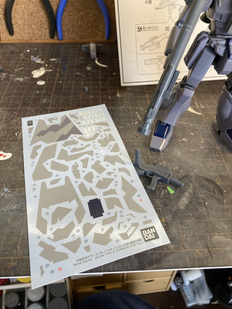 当初の予定では全塗装の予定でしたが折角のプレバンキットなので整形色と付属のデカールでの仕上げになりました、絶対塗装した方が楽でした...