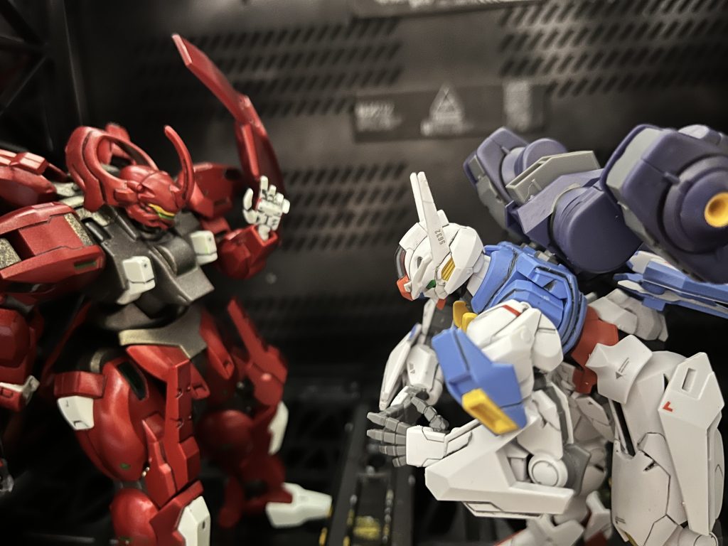 「ドーモ、ガンダムスレイヤー=サン...あっ、あの!グエル=サン...ですよね...?」「イヤーッ!」ダリルバルデの先制斬撃!エアリアルはサッと躱す。「俺は...っ...俺だ!スレッタ=サン、オヌシを殺しに来た!それだけの事、名前など今更関係ない!」「ナンデ!?アイエエェェ....エアリアル、応戦するよ!」エアリアルのガンビットが周囲に広がる!ニンポめいたそのジツは、実際カトゥーンめいた魔法のようであった。「イヤーッ!」「イヤーッ!」ビーム・サーベルとビーム・ジャベリンが激しくぶつかり合う!間合いを取った瞬間、ガンビットの挟撃がダリルバルデを襲う!エアリアルの構えは暗黒ヒサツ・ワザのピストルカラテの応用だ!「グワーッ!まだだ!俺は...進むぞ!!イヤーッ!」ダリルバルデのビーム・クナイダートがブーメランめいた軌道でエアリアルに飛んでいく!ガンビット・シールドを形成しクナイダートを弾く!「グエル=サン...ナンデ!?ガンダム狩りの犯人は...あなたです...か...?」「オヌシを殺す!惨たらしく殺す!シーシア=サンの親をネギトロにしたお前を殺す!!」