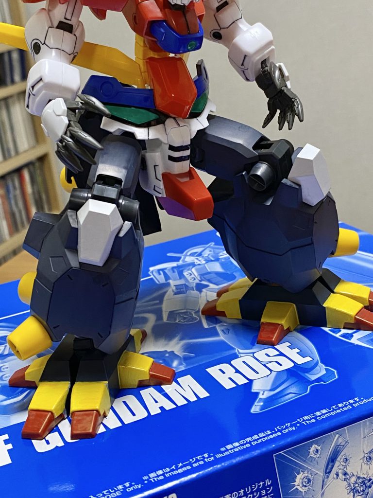 ②脚部は旧キットのままだと膝関節がなく味気ないフォルムだったのでもっと表情がつけられるように、顔パーツ同様に「ますす」さんの作品を参考にグスタフカールのものに変更(ますすさん、情報提供ありがとうございました😊)。②の脚部、よく思い付かれたなぁと感心します。膝の形状や何よりこのゴツさがデビルのイメージにぴったりでした❗️このミキシングのおかげで膝関節が曲げられるようになったのでどっしり力強く構えるポージングが可能になりました。股関節との接続は改造が必要で「ますす」さんのような複雑な関節製作はできなかったのですが、代わりにグスタフカールの股関節を左右切り落として、デビルの股間パーツに移植する方法をとりました。