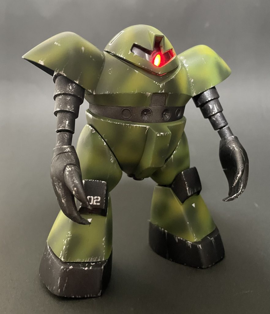 腕を6mm延長、爪も全て延長しシャープ化。太ももはパテでボリュームアップ足首は開脚の角度に合わせて斜めカットモノアイは可動しミライトで発光します。モノアイカバーはペットボトルを再利用しました。