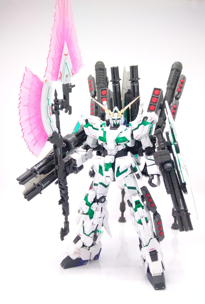 ブラックライトで遊んでみましたが、最後はフルアーマー状態に戻しました。動かすと色々ポロポロなりそうなので、このまま自室の棚に陳列します。ご覧いただきありがとうございました。