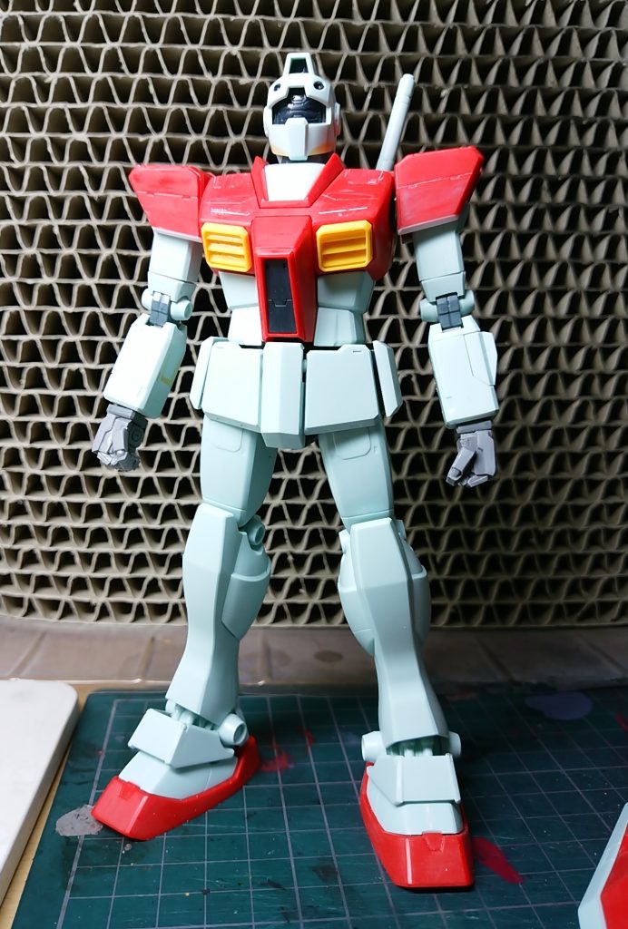 塗装前状態。顎ラインをエポパテで修正、拳は懐かしのB-CLUB/HDM連邦用を、取付基部はUバーニア角を使用。肩を小さく加工したほか、胸や腕・盾の過剰なモールドを埋めています。MG誌の作例には遠く及びませんが、完成したことに満足しています。ご覧いただきありがとうございました。