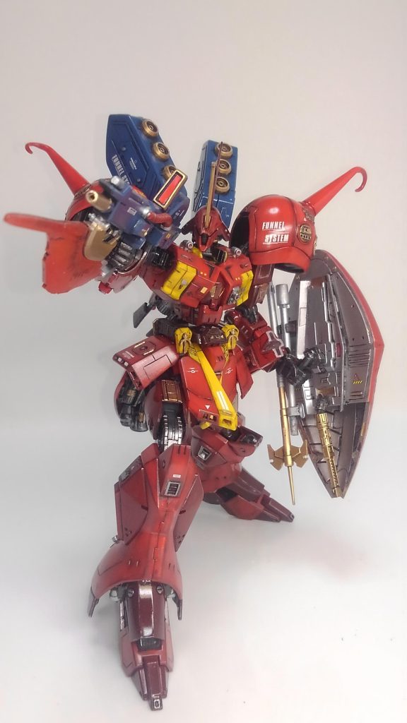 ビームライフルは銃口パーツが行方不明だったためジャンクパーツと合体させました。銃口下に斧っぽい銃剣パーツを付けてみました。