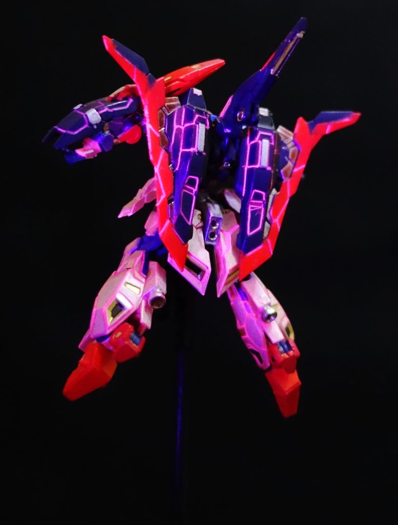 全塗装した上で、モールドを彫り直すことで蛍光ピンクのラインがブラックライトで光るように。彫り直す途中で「ああ!!」とオーバーランしてしまうこともしばしば。修正が効かないので、精神衛生上はおすすめしにくいです(笑)。白の部分はガンダムマーカーEXホロカラーシリーズのトランザムレッドというラメ・ピンク。光の当たり加減や角度で怪しくピンクに反射するところが、バイオセンサー発動っぽくていいかと。ただ、マーカーの値段がアーティファクト一体分に相当するのはチト痛い・・・。ちなみに黄色部分はガンマカ・ゴールド、青の部分はガンマカ・メタパープルを使いました。基本的にハンディ電動エアコンプレッサーに取り付けたガンマカ・エアブラシシステムで塗装しました。それでも粗がたくさんですが(笑)ただ、苦労した甲斐あって、雰囲気出ましたかね? 他の人はあんまりこの手法は使ってないみたいだし。人と違う実験をするのは楽しいです。