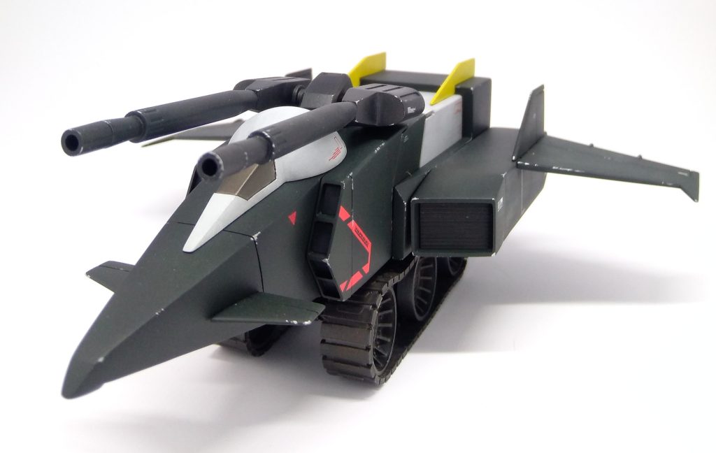 【Gファイター】キャノピー前部を狭く整形、インテーク横の赤いラインはPGフルコーンのデカールから。なにげに気に入ってます。キャタピラのしなりは、当時の小田さんの作例通り糸を使って表現しました。