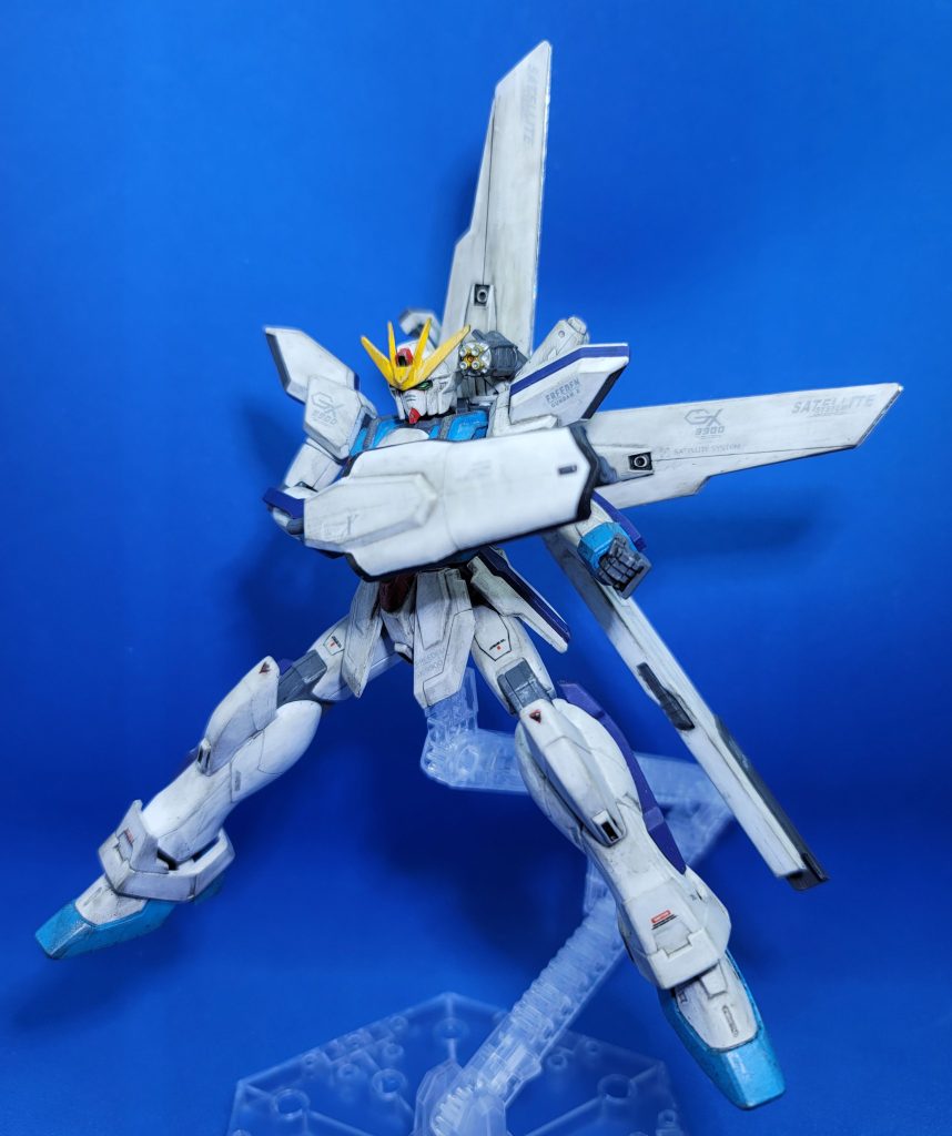 シールドで防御しながらショルダーバルガンで反撃の図そもそも何故ライフルとシールドを同一のモノにしたのか理解にk(ry可変機構を入れたら強度落ちるのにシールドとしてどうなの?シールドという真っ先に攻撃を受けて壊れそうな装備品に他の機能を持たせる発想はいったい…?まあこれは宇宙世紀機体でも偶にあるんだが