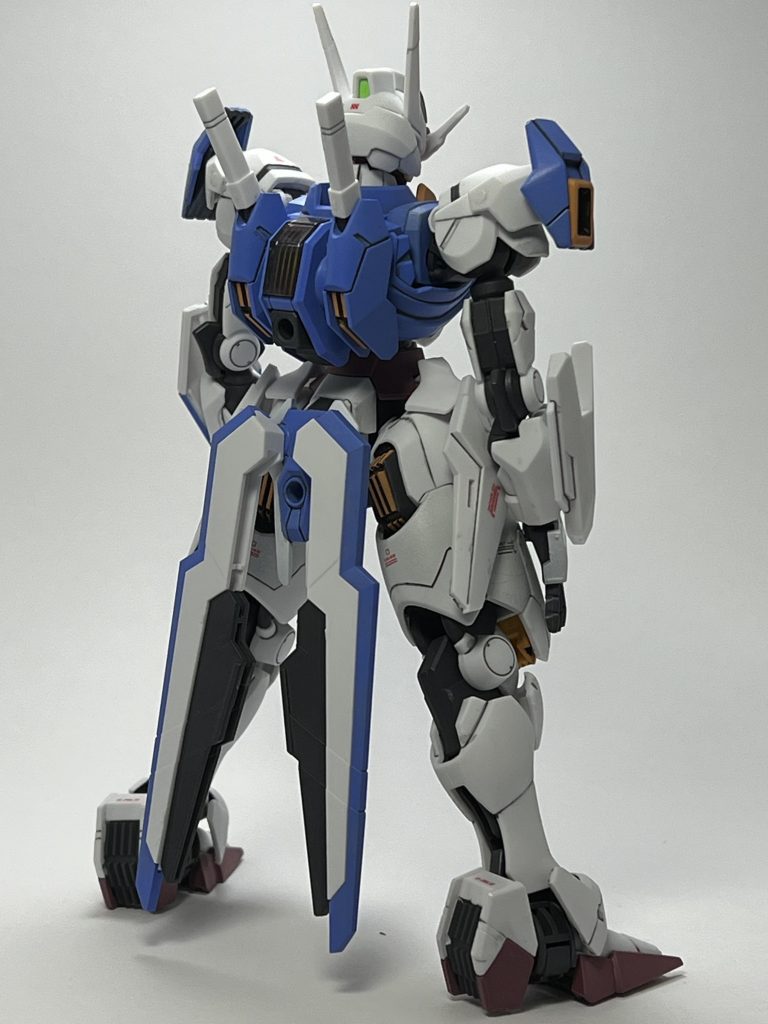 足の肉抜き穴は下部分だけ埋めました。写真で見るとシールドビットや諸々の裏は黒く塗った方が良かったかもとも思いましたが、これで良いのだ!と思うようにしています。完成すれば良いのかと