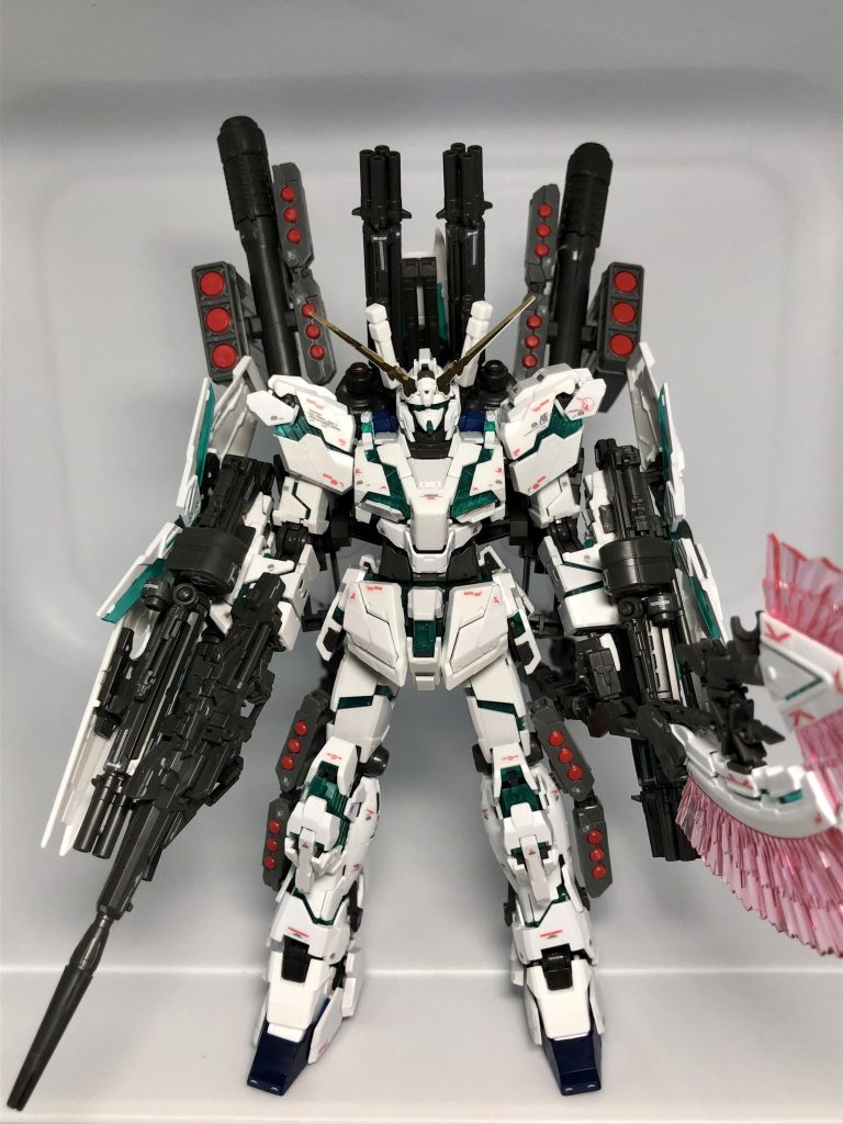 真正面から。ミサイルにハンドグレネード、シールド裏のビームガトリングなどなど引き算しない頭悪い感じが最高だと思います。