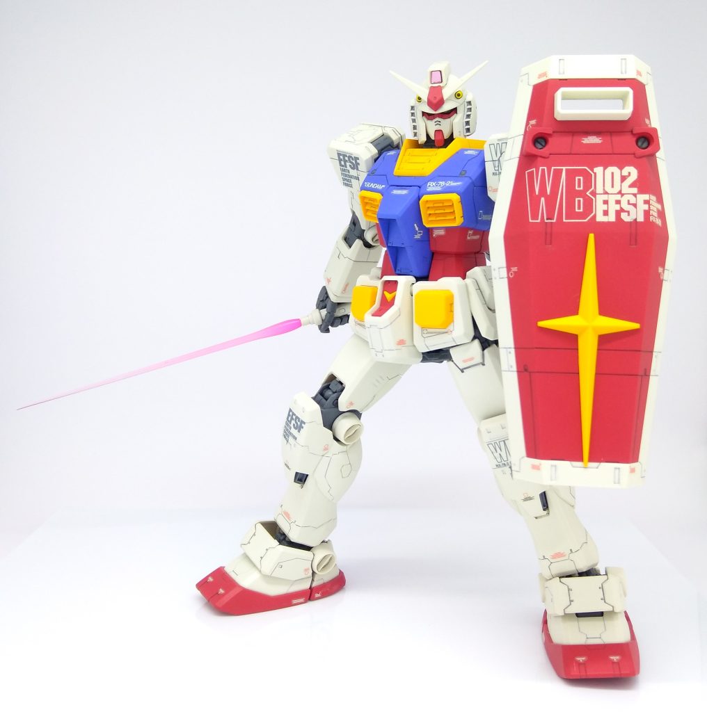 サーベル根本を蛍光ピンクでグラデっぽく塗装、発光してるように見えるのが気に入っております。