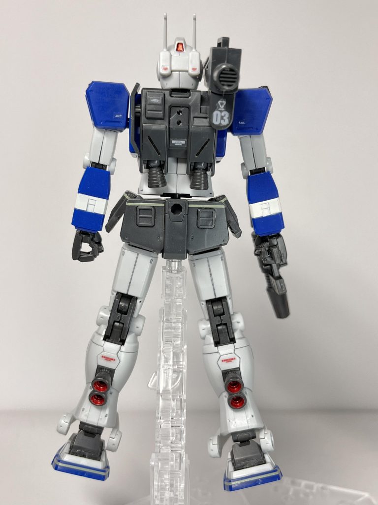 バックショット前腕の白ラインと腰のVマーク部は、マスキングしてガンマカエアブラシシステムで塗り分けしています。いま見るとマスキング、甘かったみたいです…💦