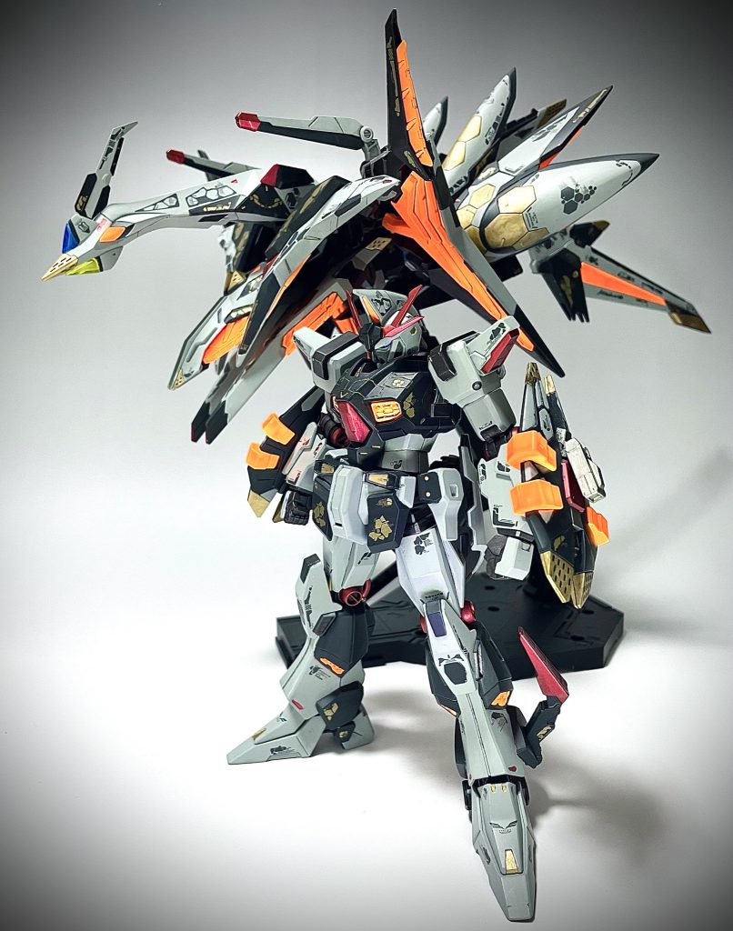 フィックスドフライトユニットと一緒にパシャリ。フィックスドフライトユニットのビーム砲みたいなやつの向きが違うのですが、なぜかというとパーツがブチ折れて可動が封じられてるからです🥺ここに限らずあらゆるパーツ破損し、可動が制限されています。でかいくせにHGだけあって作りが簡素で貧弱なのでパキパキパーツが破損していきます。もう二度と動かしたくないです。