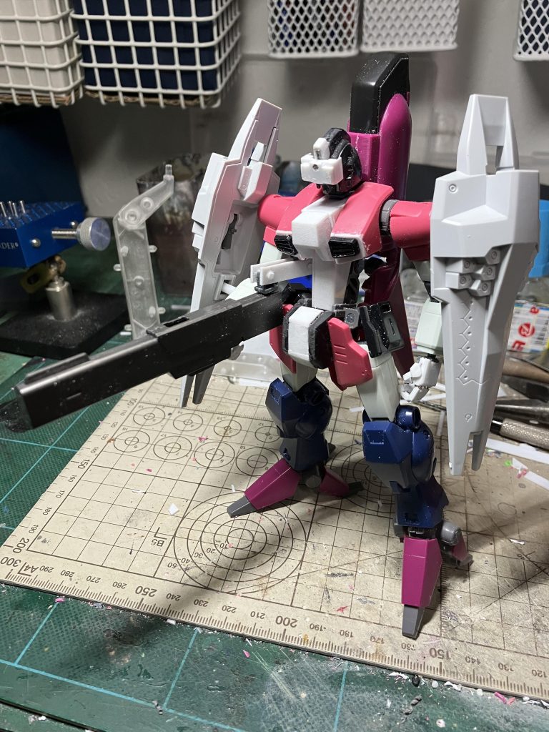 塗装前です。胴体の白い部分やバイザー、可動指はプラ板で制作しています。他にはリバイブガンダムやマークIIのパーツを使用しています。