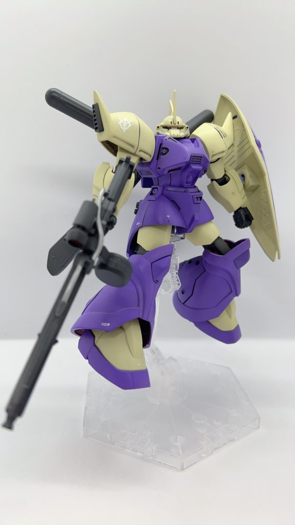 ヒジが緩いので武器も盾も持ち上がりません。