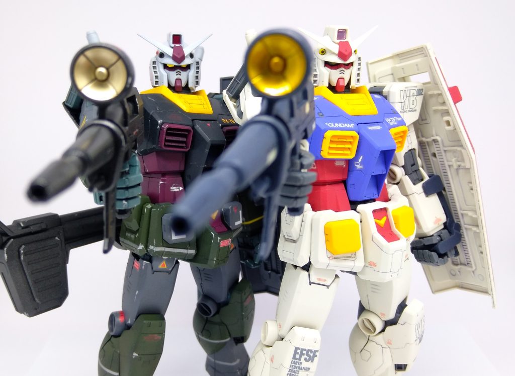 最後に2ショットで。本体カラーとツインアイの表現で全く雰囲気の違うガンダムになりました。お気に入りの2体です。ご覧いただきありがとうございました。