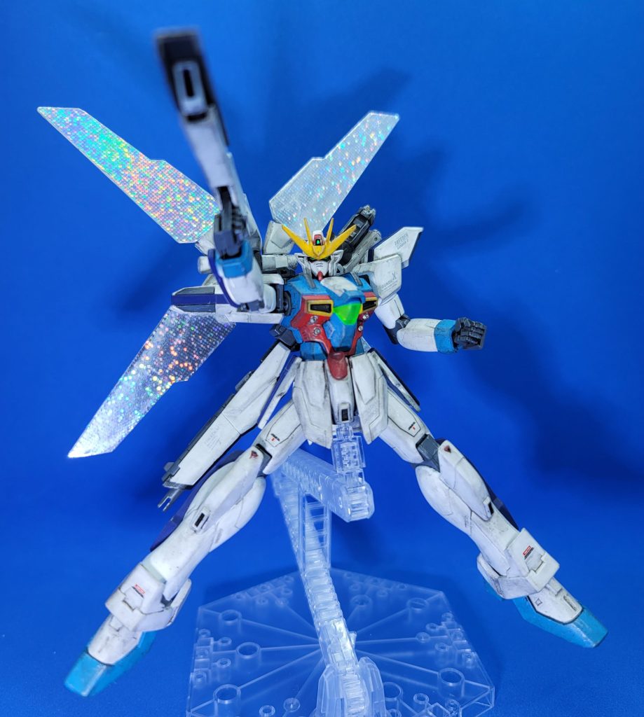 サテライトキャノン、はっしゃぁぁーーー!!リフレクターの塗装は最初はホロシルバーのマーカーで塗るつもりでしたが表面は平面ではなく粒々が造形されていたため上手く反射できず求めた効果は出ませんでしたそこで、シールを使うことにしましたが実は一度シールの上につやありクリアを塗ろうとしましたそうしたらなんと、シールのキラキラが消えてしまうのです!それで急遽そのつやありクリアを剥がすことにしました塗料への理解未だに足りんなぁ