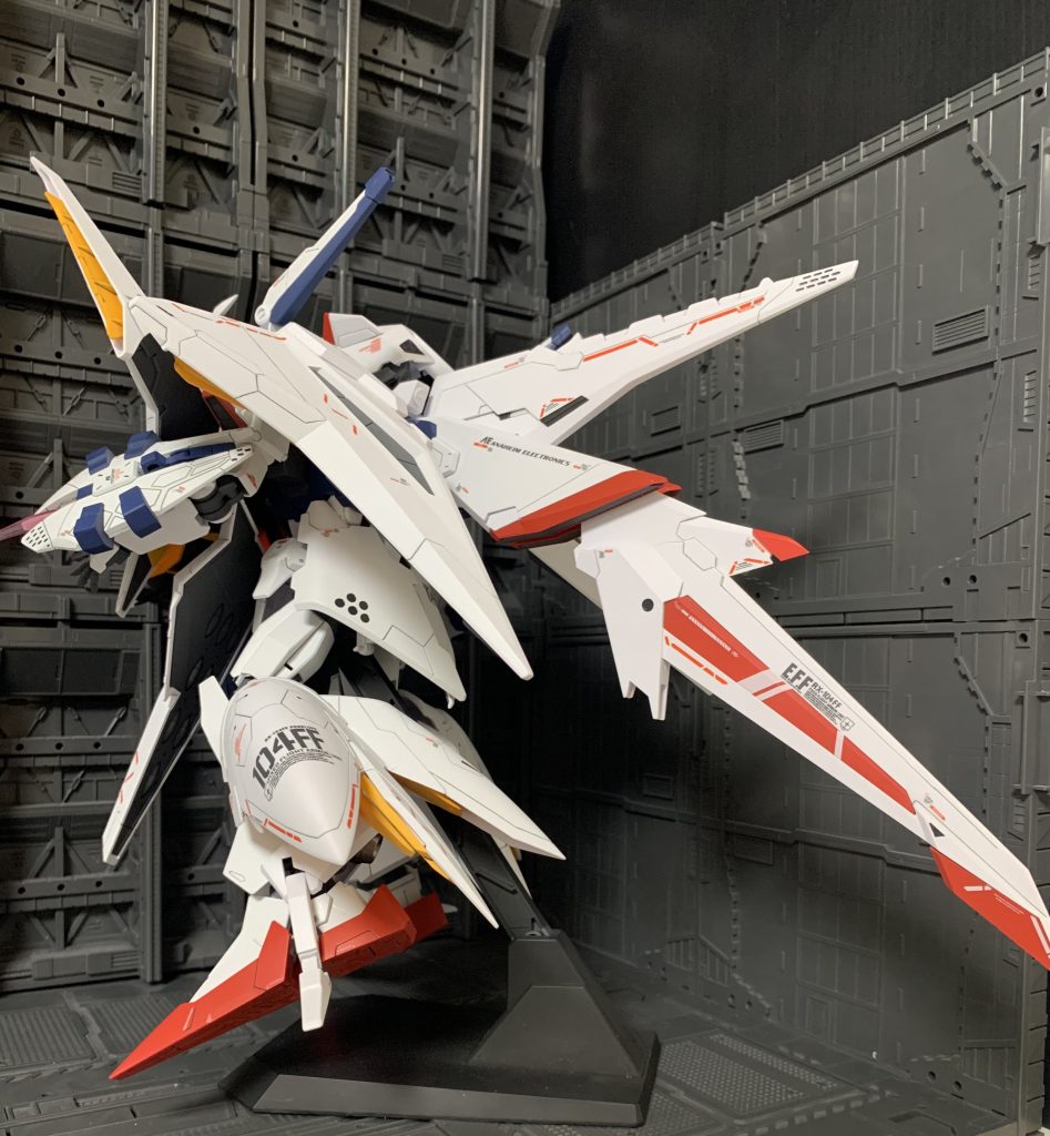 横から。テール部分は後ハメ加工して、合わせ目消ししています。後ろにも長いので置き場所が…。丸モールドダクトはエナメル塗料で筆塗りです。