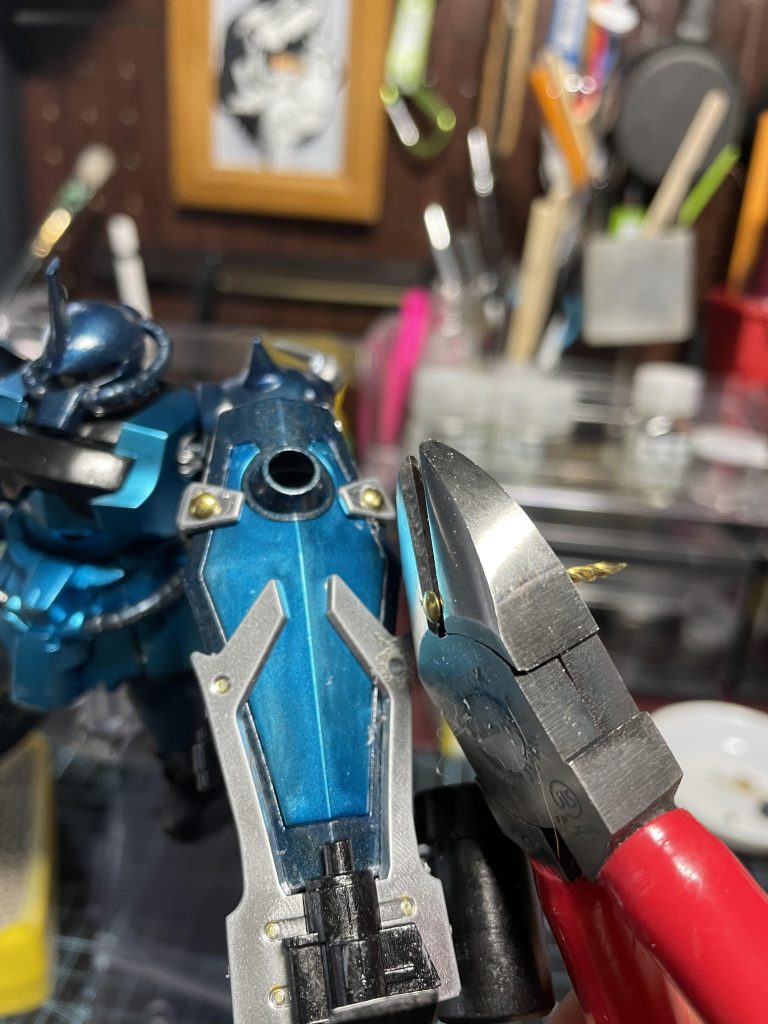 真鍮の釘の頭を切って接着剤で止めたメッキ塗装と真鍮ボルトで高級感アップ!ノリス大佐に相応しいガトリングシールドになった