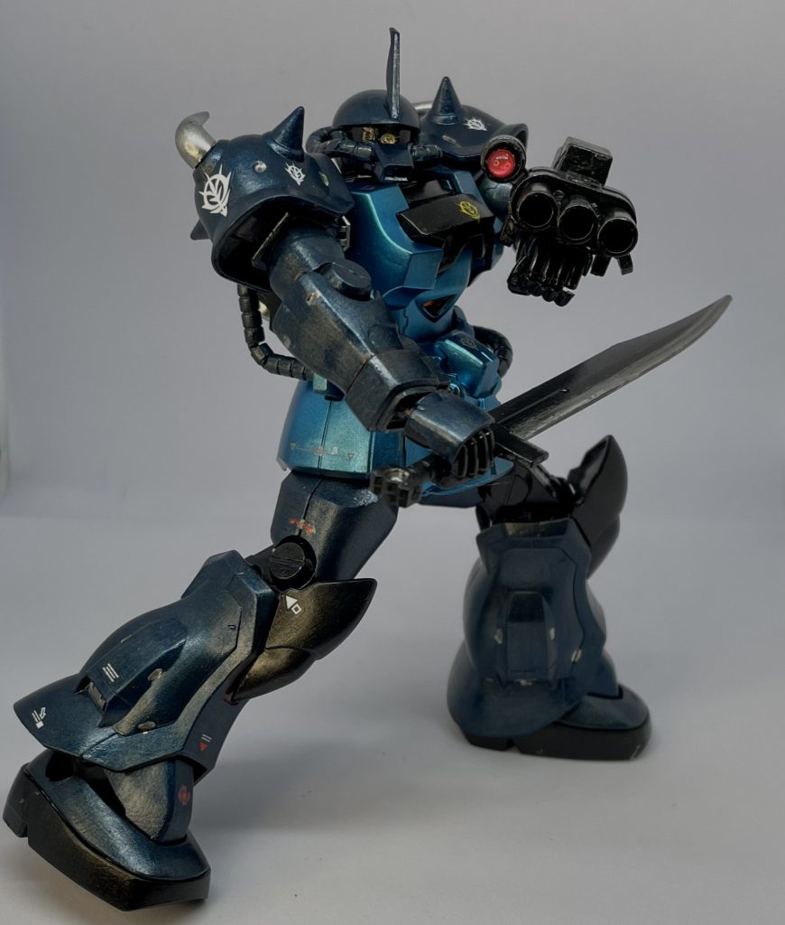 機体の魅力もさる事ながらノリス大佐の武人の様な生き様も魅力のグフカスタムソードが似合いますソードはスポンジにメッキEXを含ませて刃の半分だけ拭き取るように塗ると良い感じに塗れます