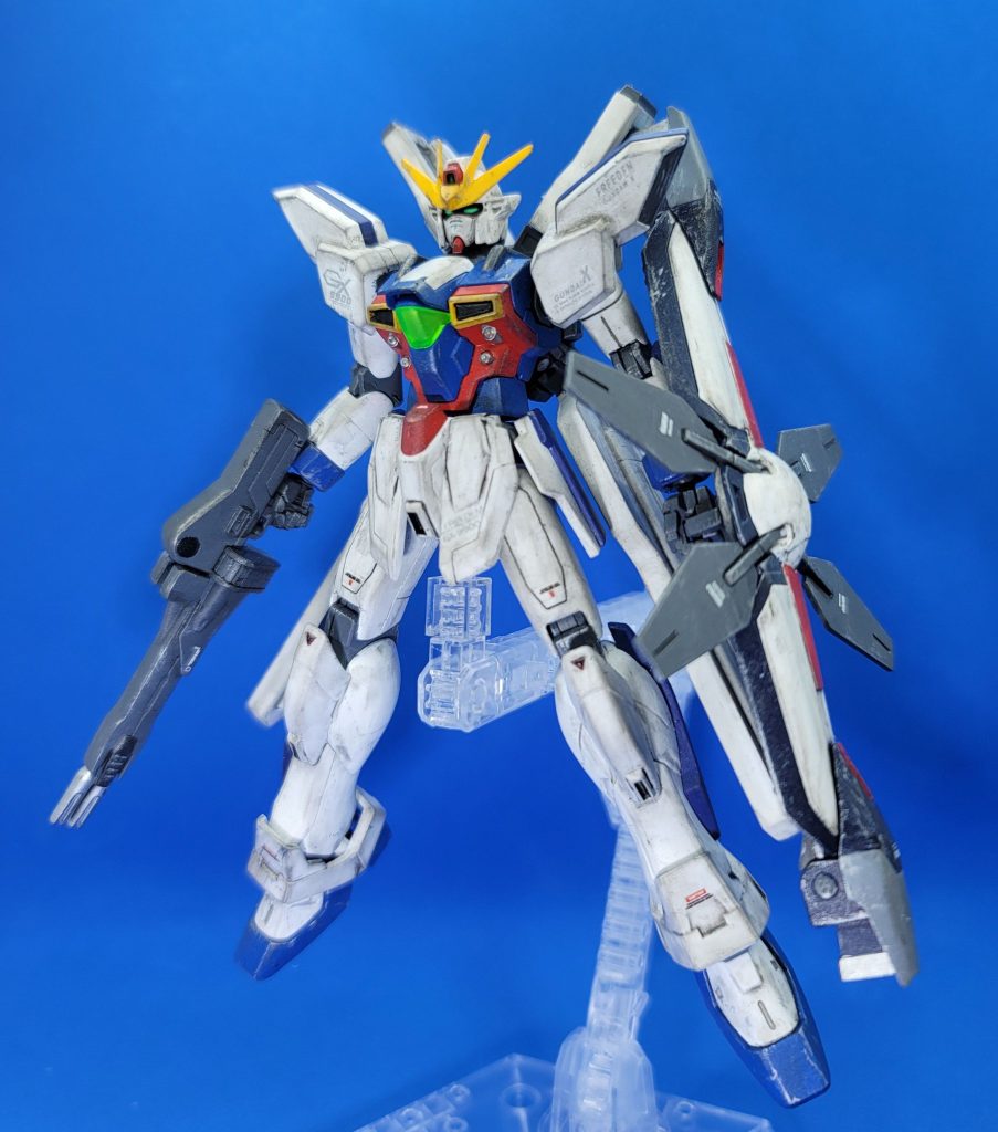 続いて改修型のガンダムXディバイダ―差別化を図ってこちらは成形色に近い濃いめの青で塗装ましたバックパックと武器以外は同じだからいつでも換装して色違い作れますね撮影が終わって写真を整理したときにこの子の写真はほとんどカメラアイがちゃんと光を反射していないことに気付きましたシールドが照明の邪魔になってたかもしれませんよってこの子の写真の一部にはカメラアイへのレタッチが入っています