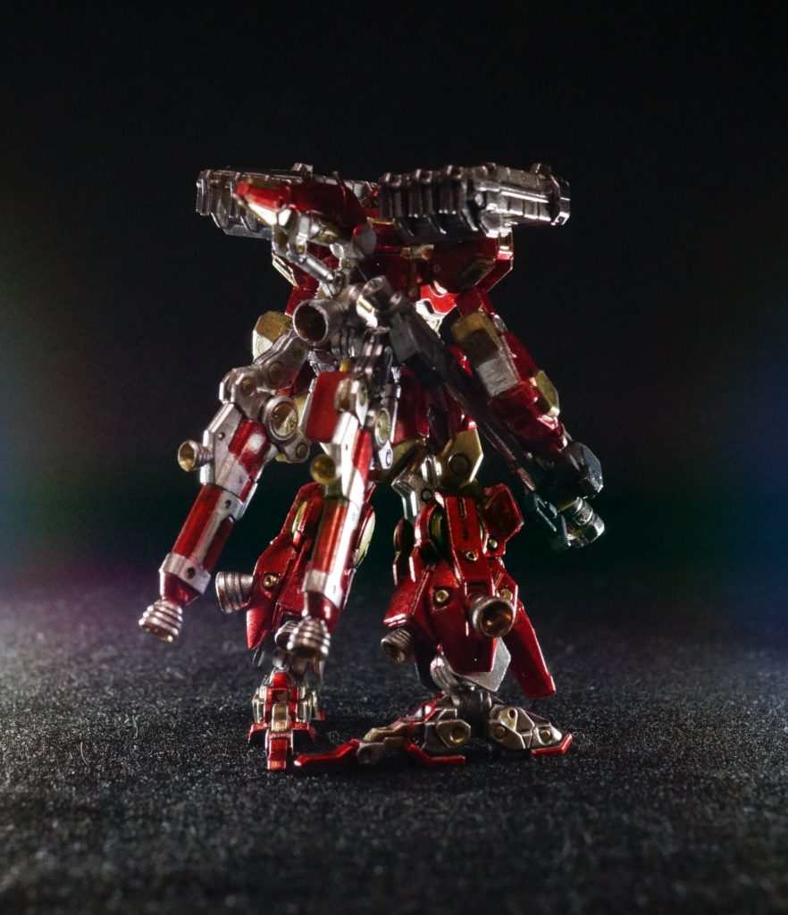 ●カラーリングがスターク・インダストリーズを代表するパワードスーツのMk43と44をモチーフにしており、カメラアイもバイザー型ではなくツイン・アイ型を採用していること。