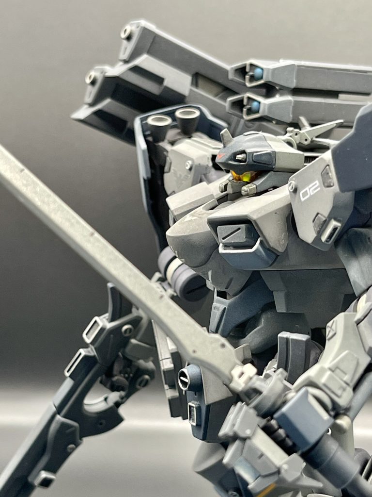 頭部のバルカンらしき箇所に金属パーツ、目の部分には全作例のメッサーと同じモノアイ・パーツを仕込んでいます。バイザー越しに微かにグリーンが反射。おデコと後頭部にはアンテナが生えてますw