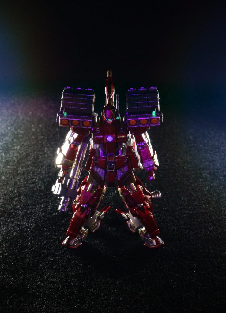 ●そして高度な対話型戦術支援AI「ジャービス」が搭載されていることにあり、一般にエースと呼ばれているオールドタイプパイロットでも、ニュータイプ・パイロットと渡り合える戦闘が行えるようパイロットの不足を大幅に補うよう設計されている。