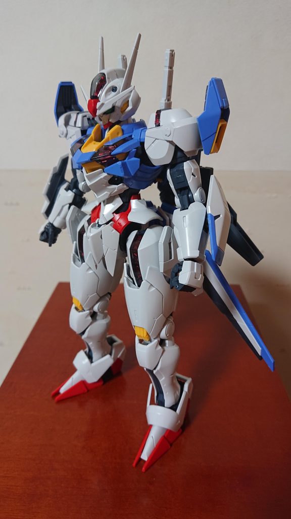 斜め上から巣立ち。普段はパーメットスリー状態ですが