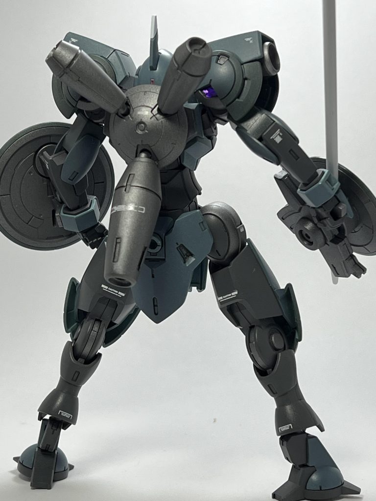 グレー部分もガンメタとグレー5とかで塗った気がします。クリアパーツ裏はシールが綺麗でした。お手軽で綺麗っていいですね。