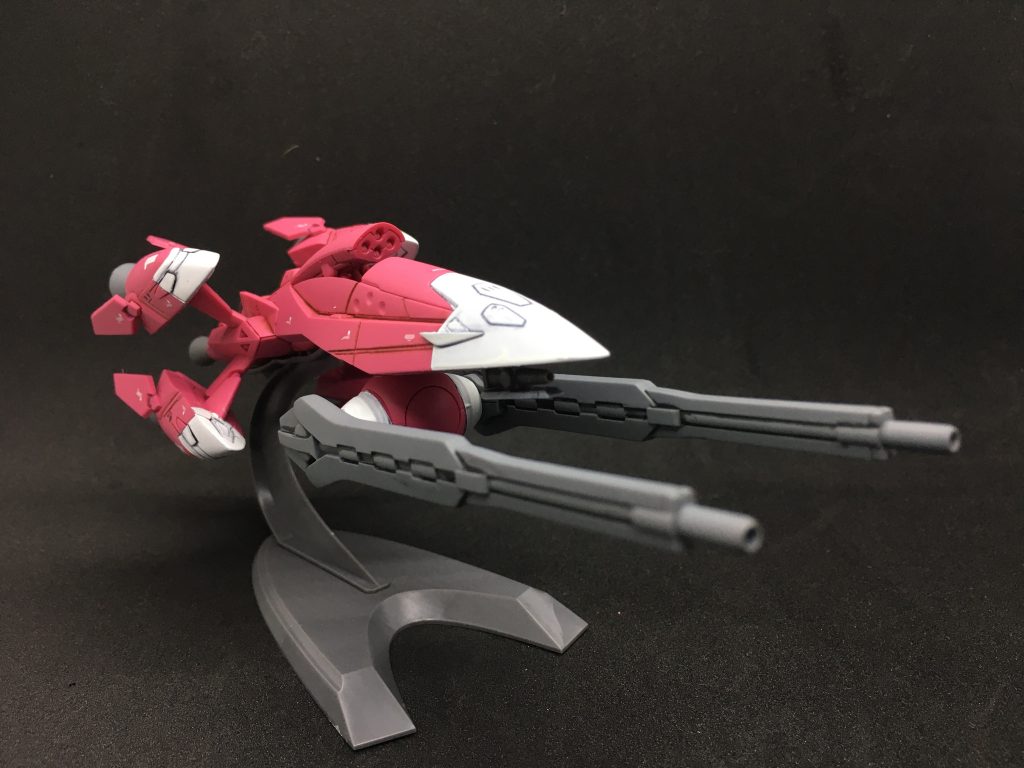 機体上部のミサイルランチャーと機首真下の機関砲を展開して。ミサイルは展開時に内部シリンダーが可動するので地味に凝った作りです。 時期的に後ハメ加工が難しいところも多いのでリニアガンのみ合わせ目処理しています。