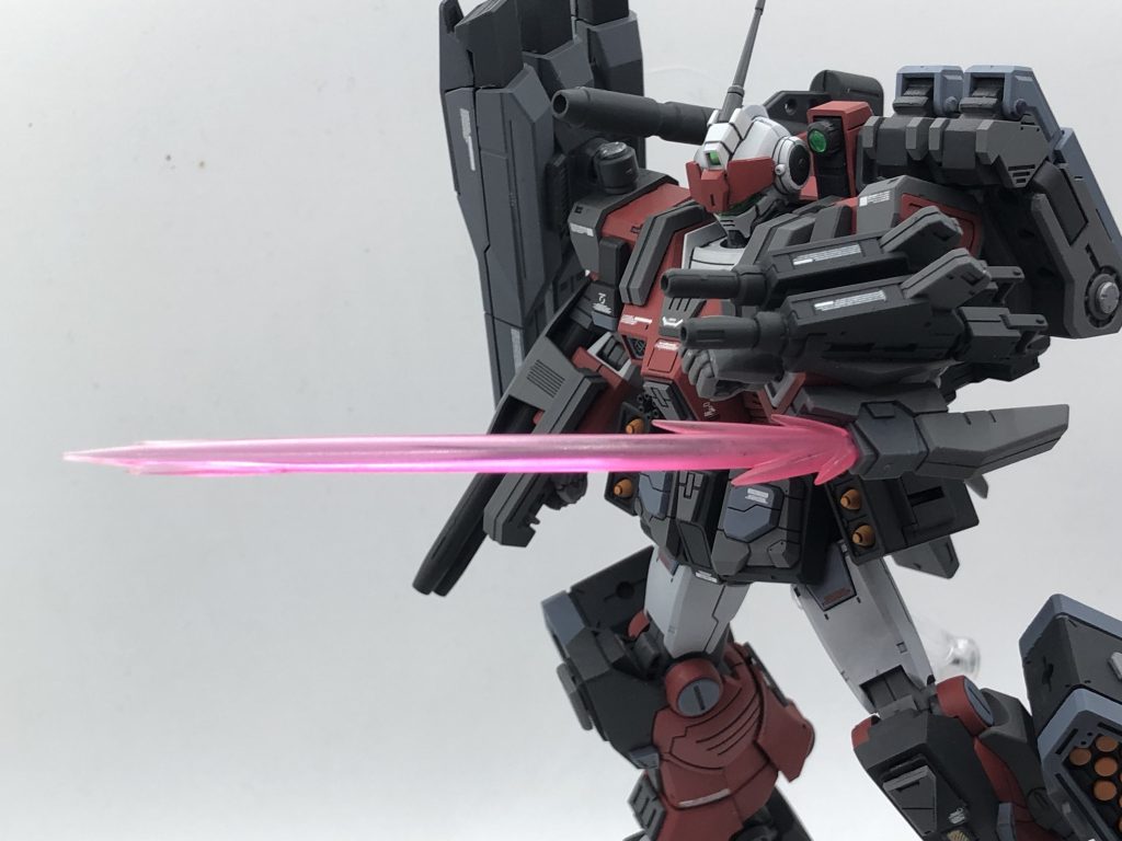 ビームサーベルユニットは左腕部に装備。