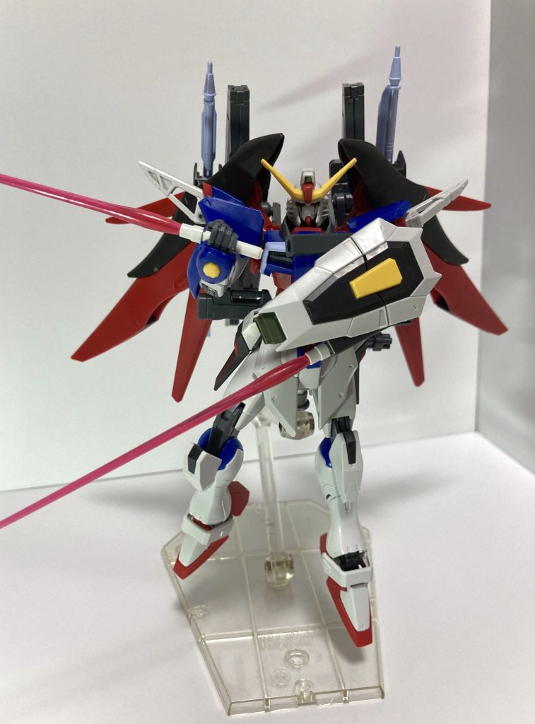 ビームサーベルは取り外し可能ちなみにビームサーベルを搭載した理由はアカツキとの戦いに介入したストフリにビームブーメランを破壊されアロンダイトを振り回すも、それすら破壊されたのでやはりビームサーベルは必要と思ったので加えました