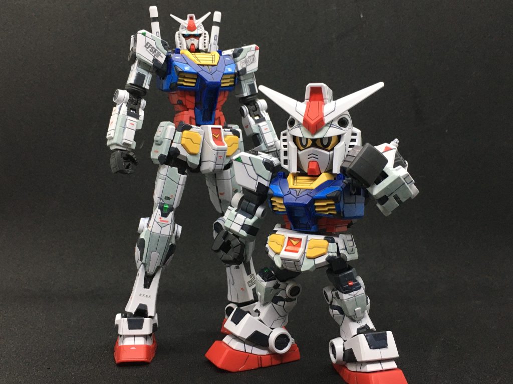 1/144キットと並べて。塗り分けに当たってはこれを傍らに立たせて極力塗り分け方を統一しています。上腕と太ももはクロスシルエットフレームまんまなので、そこの塗り分け再現しなくて良かったので助かりました(笑)