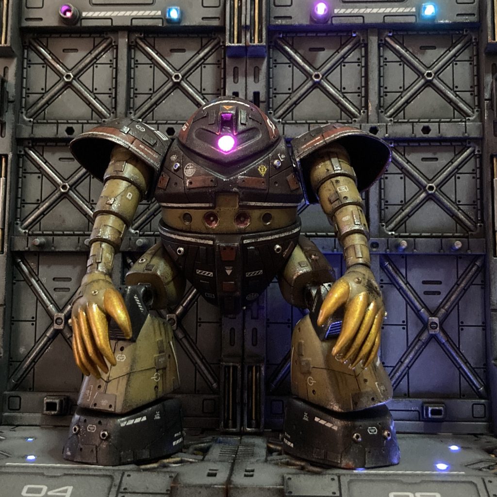 電飾、塗装した百均のディスプレイベースで。モノアイも光ります！