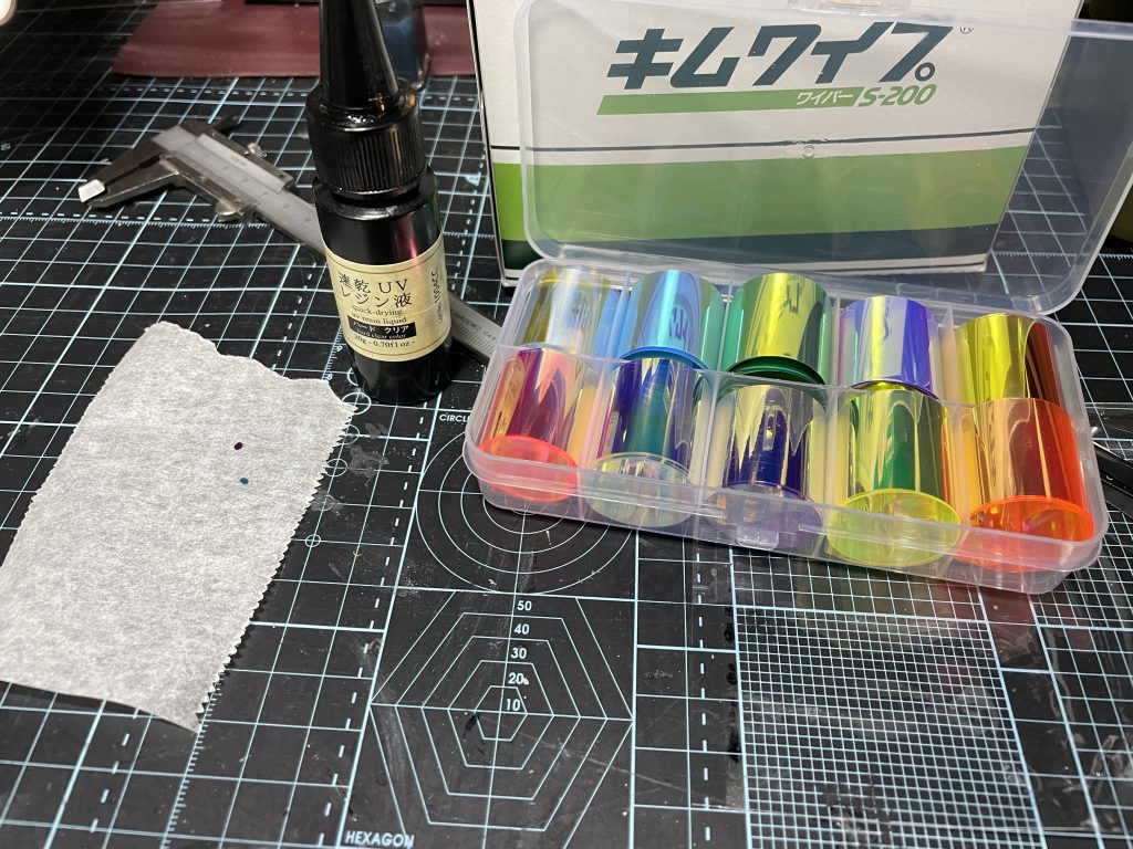 アイはオーロラテープとレジンで作成グフカスタムはひさしの中央が出っ張ってるのでアイを立体にすると横目にするか、小さくして中央に配置するしかないとりあえず3mm→2mmと小さくして対応