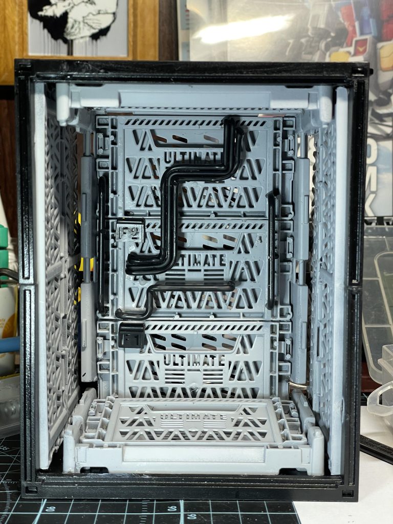 ちなみにこのディスプレイベースは100均一のコンテナと余ったランナーで自作した