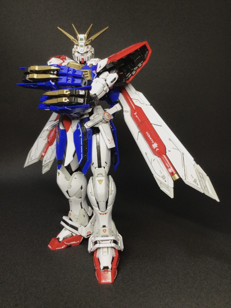 お決まりの腕組みポーズ。