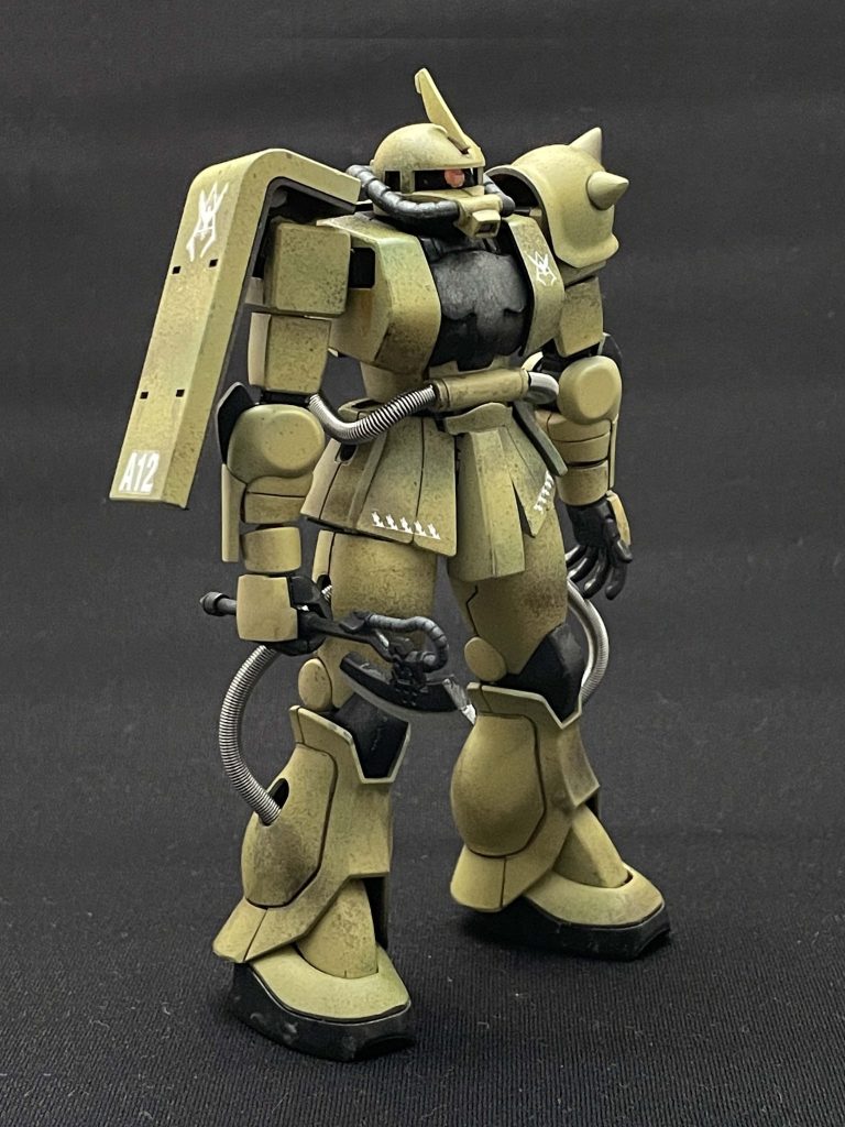 全身。モノアイはHアイズの2.8ミリにアルミシールを裏張りしています。デカールの追加と腰と脚の動力パイプを金属パーツに変更しています。