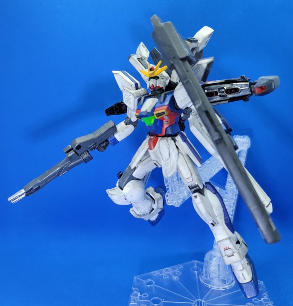 ホバリングモード左手が空いたのでバズーカも持たせてみた前にも言ったけどシールドにこんなにも機能を持たせるの危なくないかね…?ディバイダ―ユニットは防御、機動、攻撃の機能が揃っているんだけど防御の方がちょっと不安今風で言えばビルド流の発想に近い装備で強度が心配ですまぁそれでもメインウェポンのライフルをシールドに付けるよりはマシだと思う