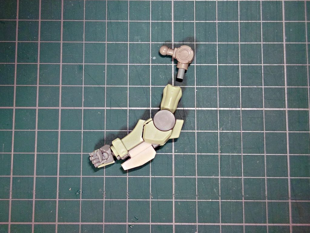 肩関節は30MMのものを移植。肘のビームサーベル収納部にはプラ材で作ったブレード状のパーツに変更。