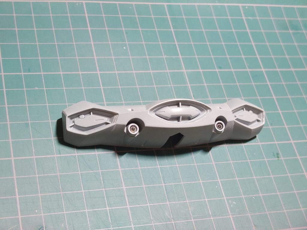 機体正面の銃口部はドリルで穴をあけてプラパイプを接着。