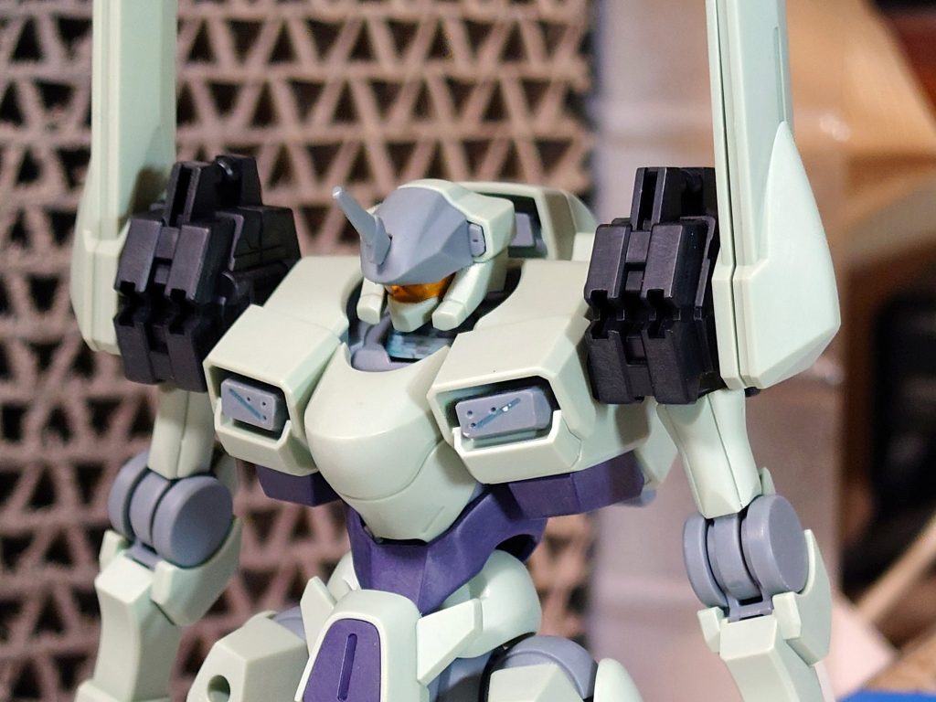 首関節は2mm延長。肩アーマーはシエルノヴァのオプションパーツを使用。胸のパーツはマイナスモールドを埋めて〇モールドに変更。