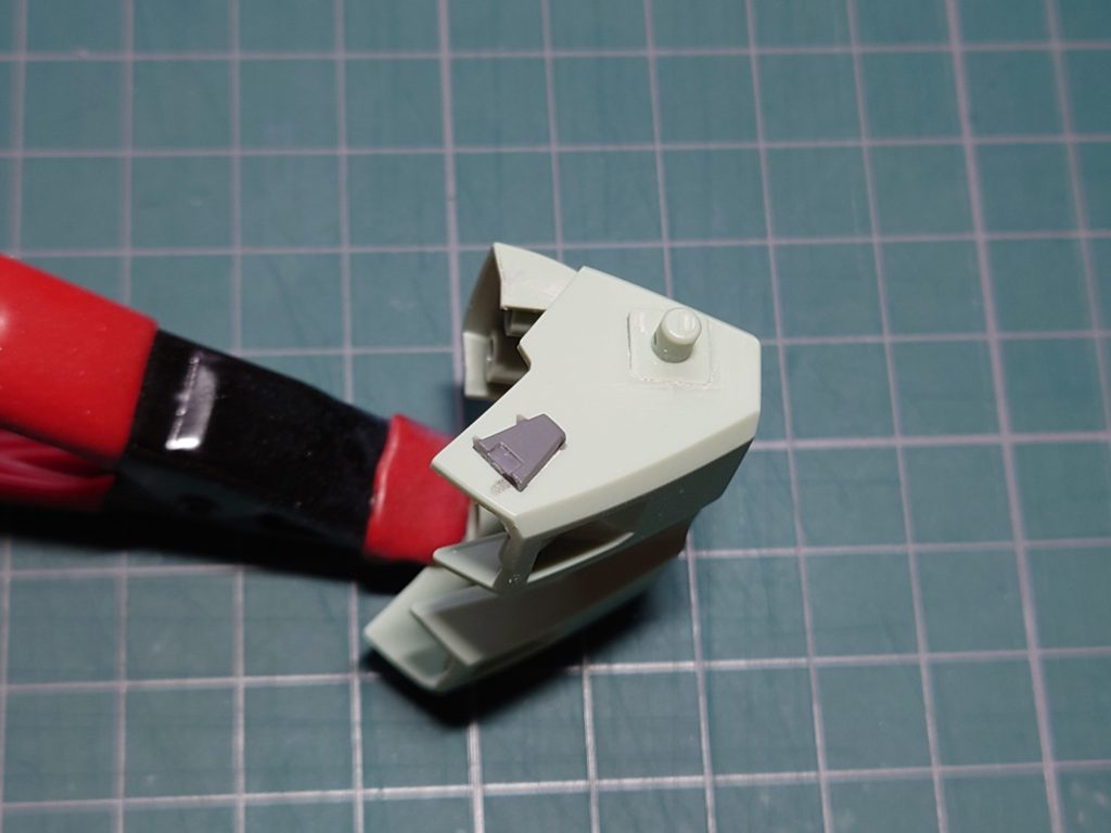 胴体側面の凸ディティールも甘かったのでコトブキヤのパーツを貼り付け。
