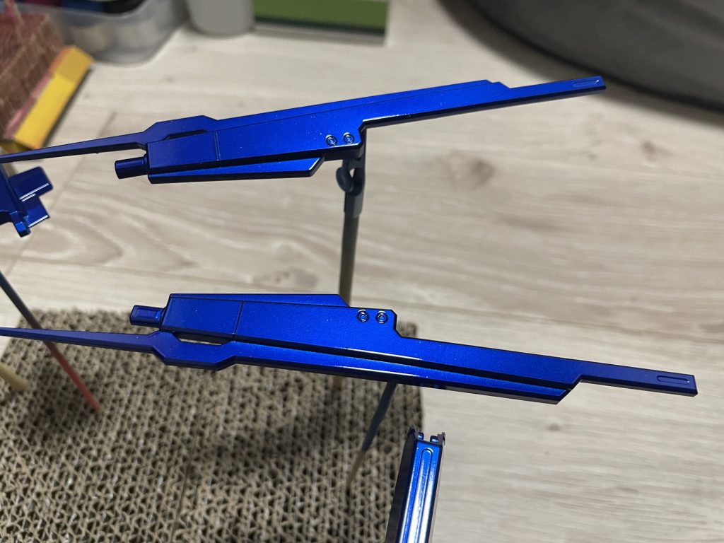 ハイパーメガランチャーのパーツ?だっけな、どうもムラなくクリアブルーが吹けないなあ😭の写真。諦めてこのパーツはマットにした気がする😅